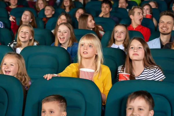 Sala cinematografica piena di bambini durante la prima del film — Foto Stock