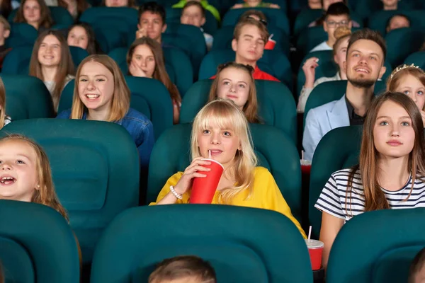 Sinema Konferans Salonu film galası sırasında çocuklar dolu