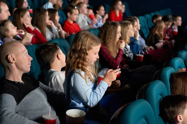 Mozi nézőtér tele gyerekekkel, közben a film premierje — Stock Fotó