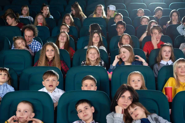 Дети смотрят фильмы в кинотеатре — стоковое фото