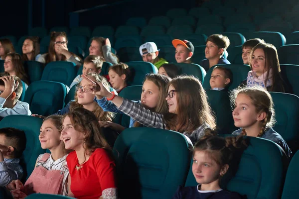 Kinosaal bei Filmpremiere voller Kinder lizenzfreie Stockbilder