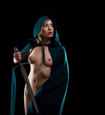 Kılıç ile poz Pelerin giyen çarpıcı seksi çıplak kadın