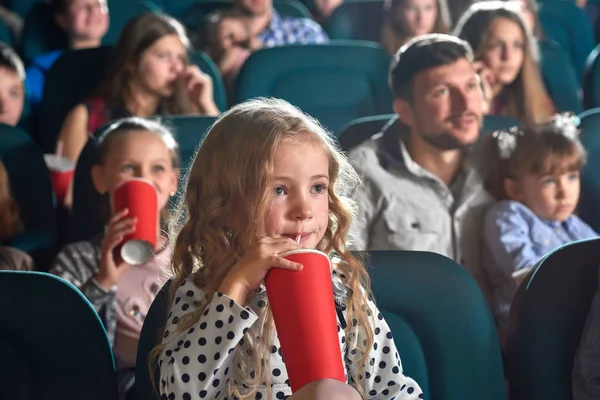 Giovane ragazza godendo di un film al cinema — Foto Stock