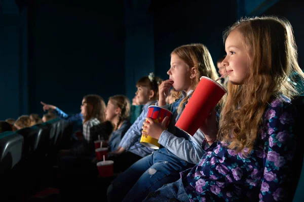 Bambini che guardano film al cinema — Foto Stock