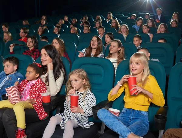 Bambini che guardano film al cinema — Foto Stock