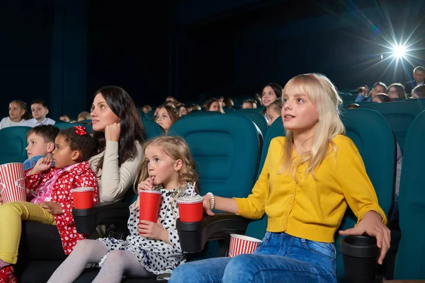 Niños viendo películas en el cine — Foto de Stock