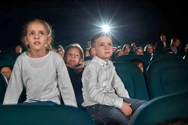 映画館で映画を見ている子供 — ストック写真