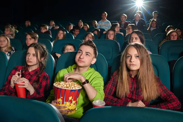 Kinderen kijken naar films in de bioscoop — Stockfoto