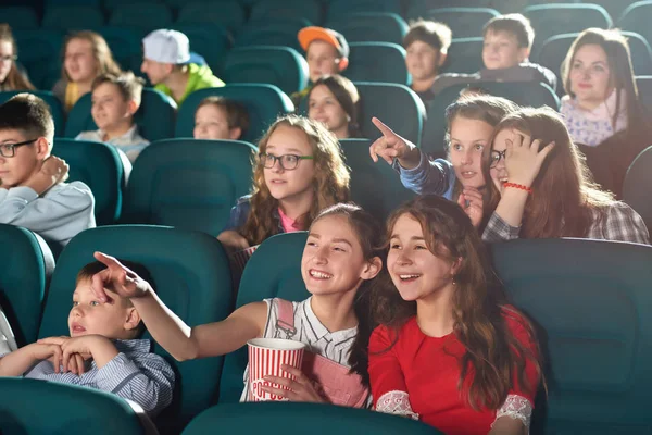 Auditório de cinema cheio de crianças durante a estreia do filme Imagens Royalty-Free
