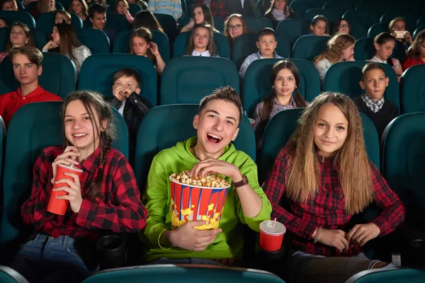 Kinderen kijken naar films in de bioscoop — Stockfoto