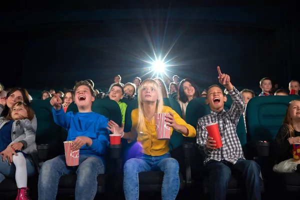 Auditorio de cine lleno de niños durante el estreno de la película —  Fotos de Stock