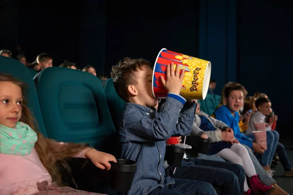 Niño comiendo palomitas en el cine — Foto de Stock