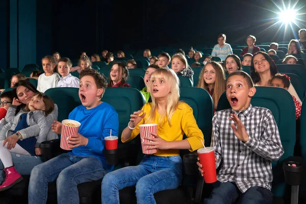 Κινηματογραφική αίθουσα γεμάτη από τα παιδιά κατά την πρεμιέρα της ταινίας — Φωτογραφία Αρχείου