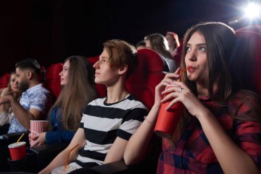 Büyük sinema salonu, ilginç film izlerken arkadaşlar.