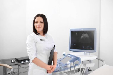 Ultrason cihazları ve bilgisayar karşı oldukça esmer doktor.