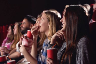 Komik film sinemada izlerken arkadaşlarım.