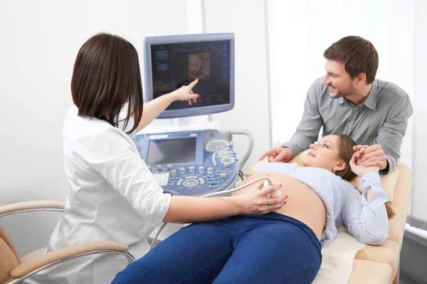 Médico mostrando en la pantalla de la computadora la primera foto del bebé . —  Fotos de Stock