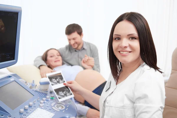Läkaren håller händer första foto av baby. — Stockfoto