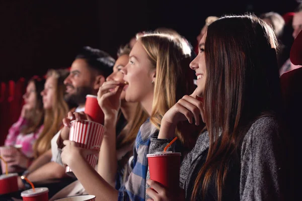 Melhores amigos assistindo filme engraçado no cinema . — Fotografia de Stock