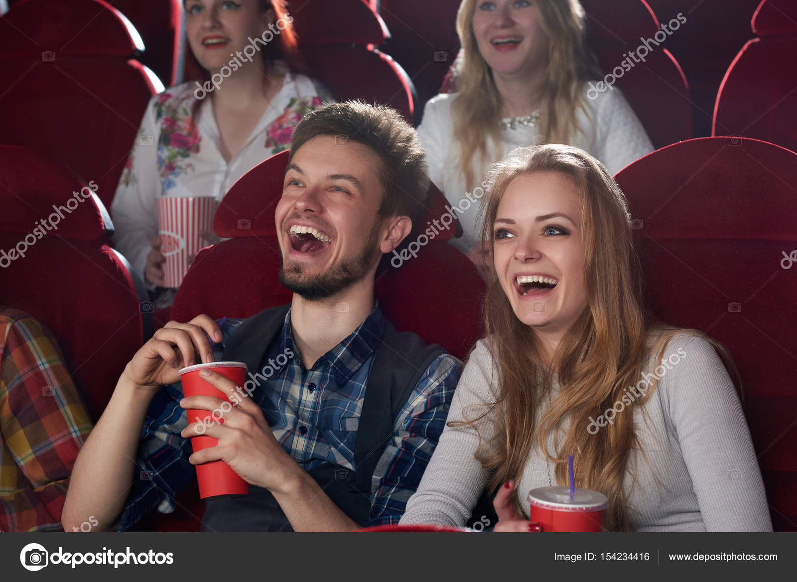Парень И Девушка С Удивлением Смотрели Комедийный Фильм В Кино.