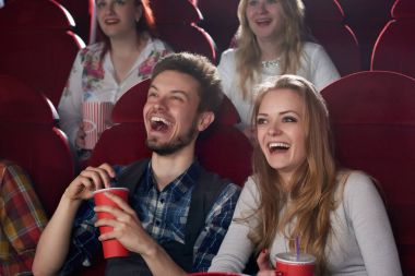 Erkek ve kız arkadaşı sinema komedi film izlerken gülümseyen şaşırttı.