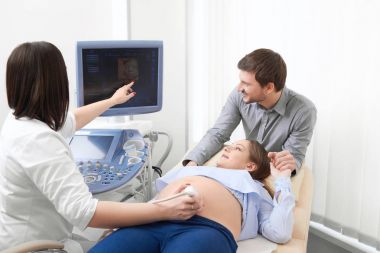 Ekran bebeğin ilk fotoğrafı gösterilen doktor.