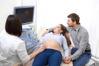 Doktor teşhis ve mide hamile kadının Eleme.