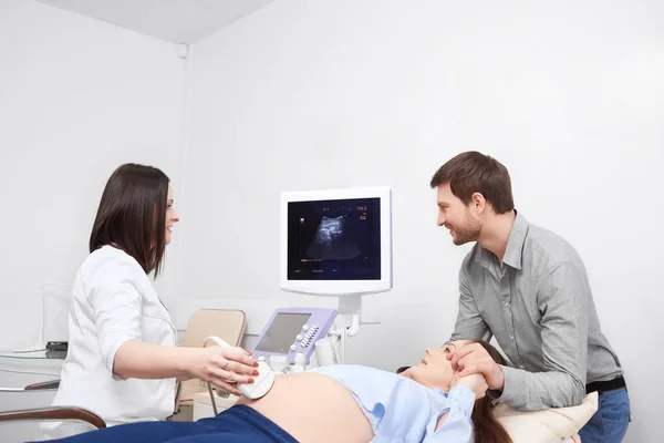 Médico usando equipamentos de ultra-som mostrando imagem do bebê . — Fotografia de Stock