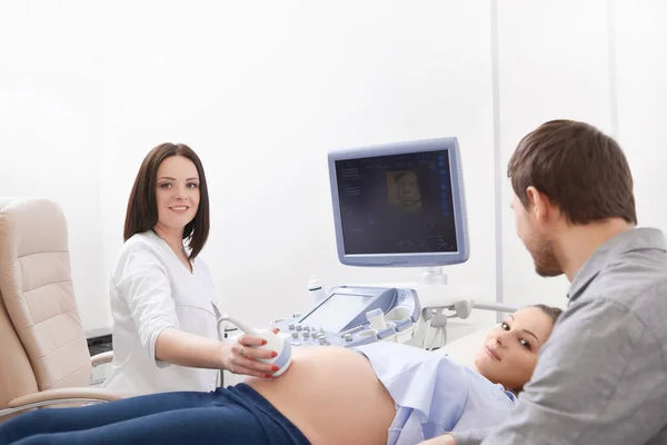 Врач с помощью ультразвукового оборудования проверяет беременную женщину . — стоковое фото