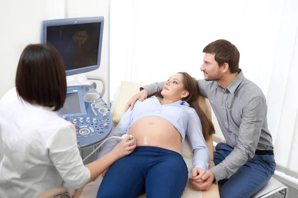 Diagnostic médecin et le dépistage de l'estomac de la femme enceinte . — Photo