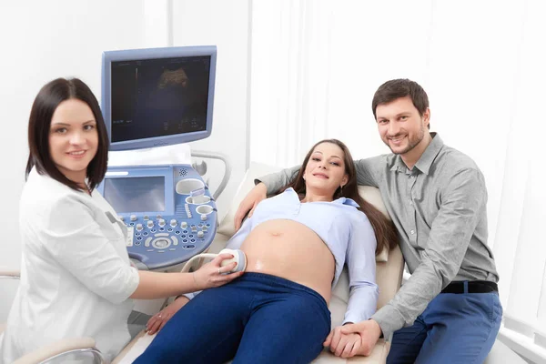 Manžel nesoucí o ženě na postupu ultrazvuku v nemocnici. — Stock fotografie