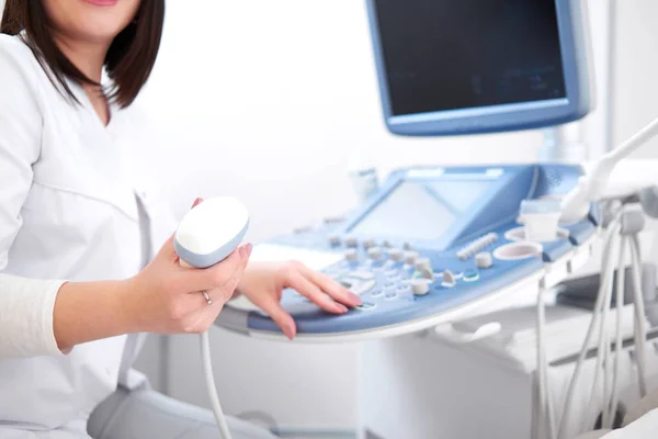 Colheita de enfermeiro profissional incógnito usando equipamentos de ultra-som . — Fotografia de Stock