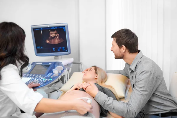 Női orvos szűrés a gyomorban, várandós nő különleges szerszámok segítségével. — Stock Fotó