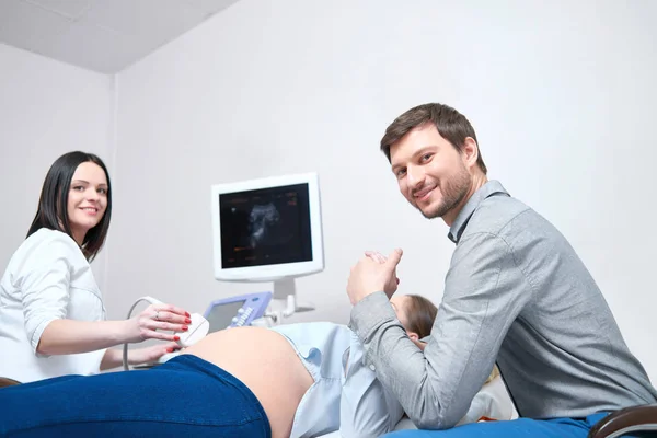 Kedves férjem gazdaság felesége kézzel eljárás az ultrahang. — Stock Fotó