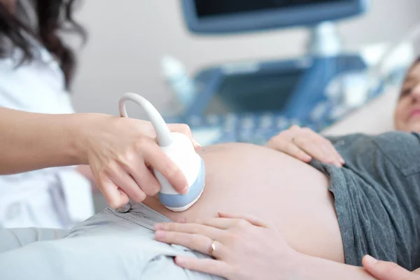 Doctor using ultrasound equipment screening of pregnant woman. — Stock Photo, Image