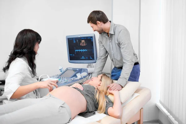 Diagnóstico dos pais no hospital no ultrassom . — Fotografia de Stock