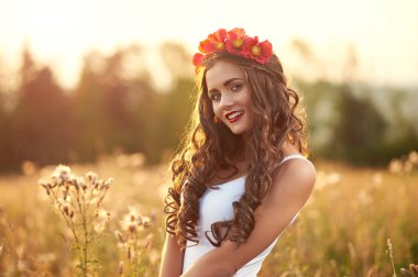 Bir alan içinde poz mayo, genç, güzel, çekici modelinde