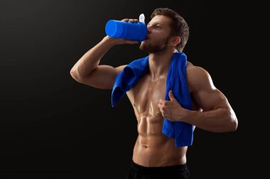 Egzersiz yaptıktan sonra içme sporcu sökük gömleksiz