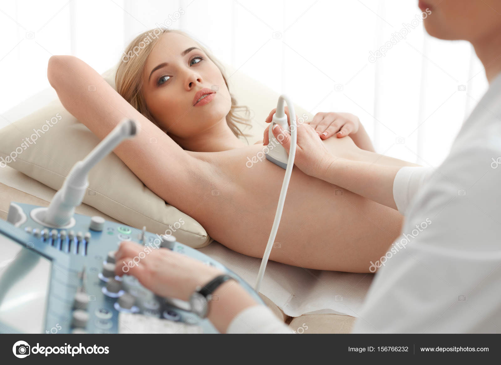 Красивая девушка захотела обследоваться у врача