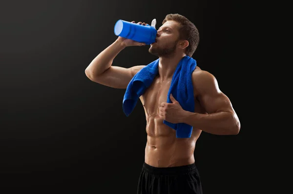 Shirtless slet sportsman dricka efter träning — Stockfoto