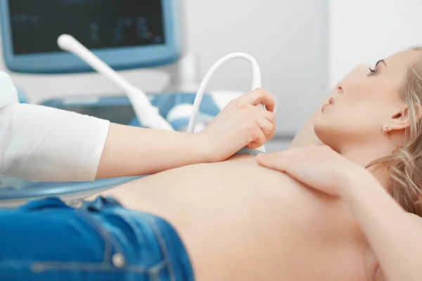 Mujer joven recibiendo ultrasonido de mama exploración — Foto de Stock