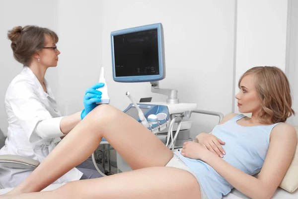 Женщина проходит УЗИ колена в клинике — стоковое фото