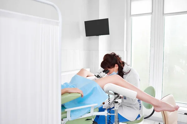 Professionele gynaecoloog behandeling van haar patiënt — Stockfoto