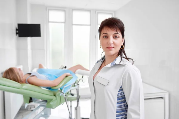 Professioneller Gynäkologe untersucht ihre Patientin — Stockfoto