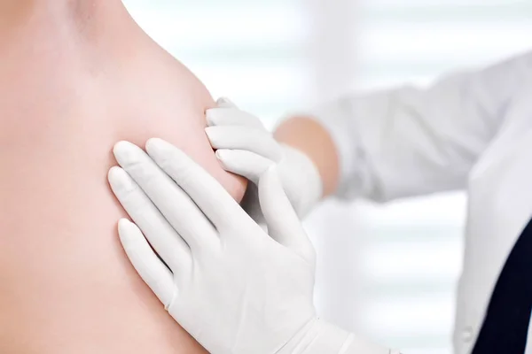 Młoda kobieta pierwsze badanie piersi w szpitalu — Zdjęcie stockowe