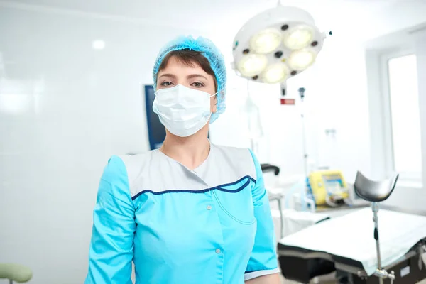 Médica do sexo feminino que trabalha no hospital — Fotografia de Stock