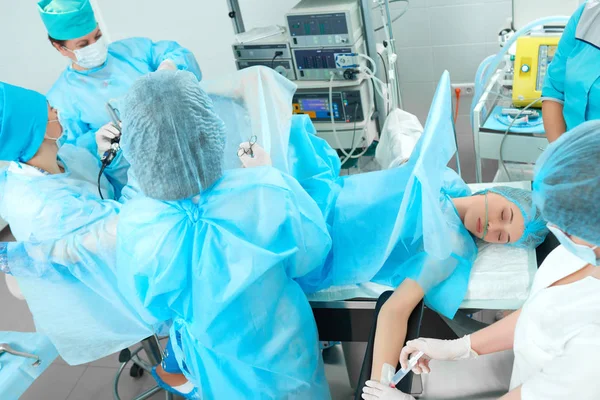 Equipe de cirurgiões que realizam a operação — Fotografia de Stock
