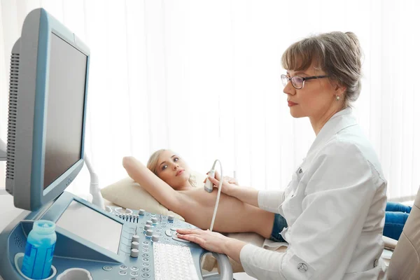 Genç kadın meme ultrason tarama elde