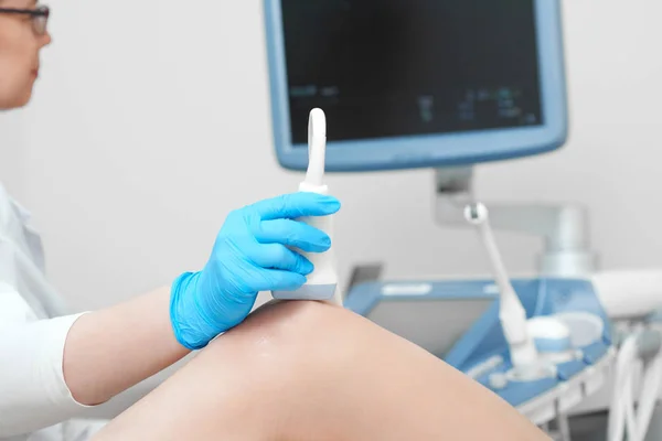 Frau bekommt Knie-Ultraschall-Untersuchung in Klinik — Stockfoto