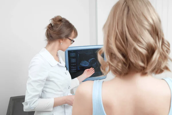 Bella giovane donna in visita medico — Foto Stock